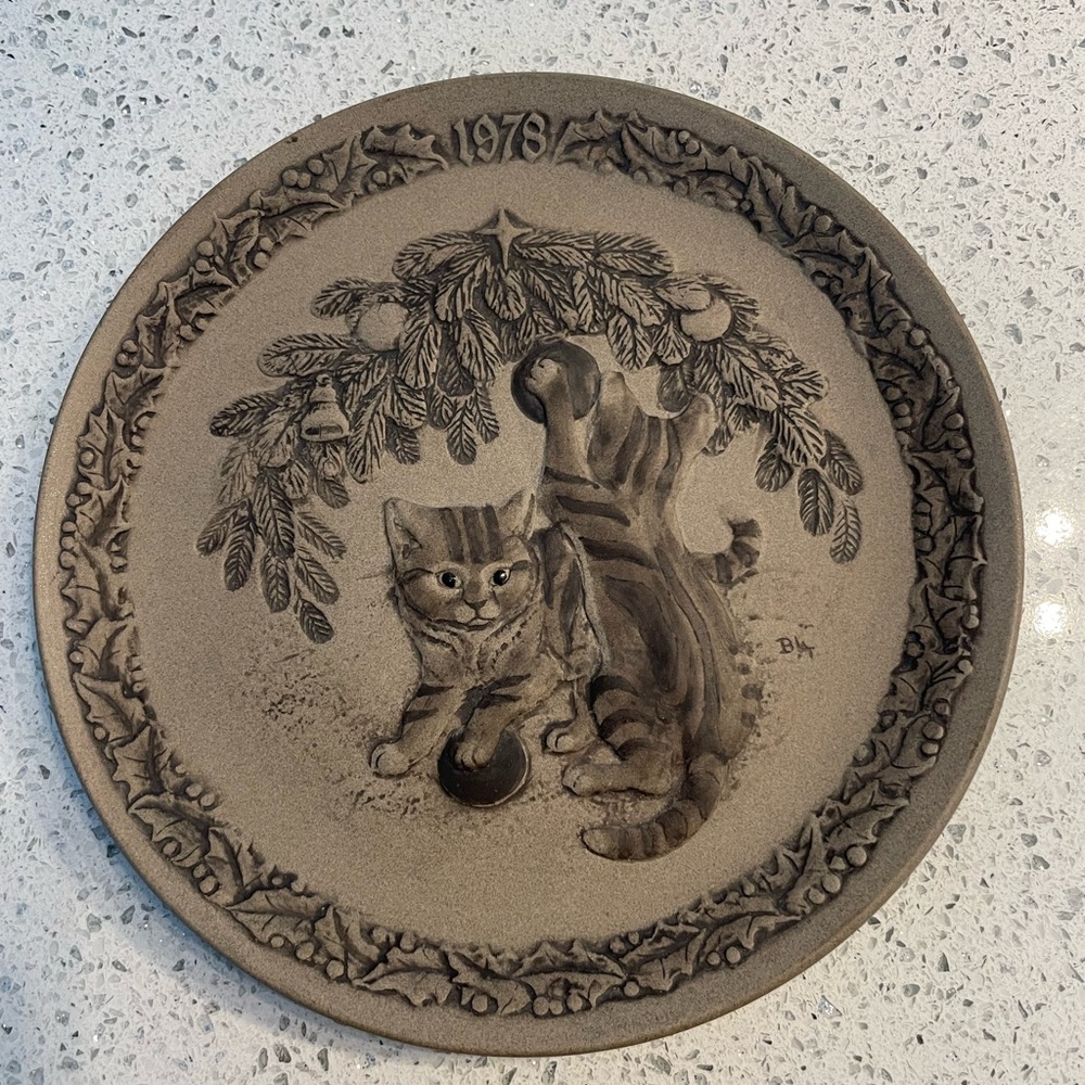 Like New “Santa's Helpers" Collector's Plate
